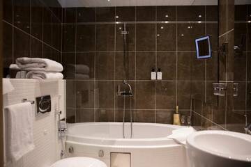 Фото номера Двухместный номер Делюкс с 1 кроватью Отель Hotel Epoque &amp; Apartments г. Пиетарсаари 5