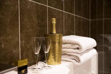 Фото номера Двухместный номер «Гранд» Делюкс с 1 кроватью Отель Hotel Epoque &amp; Apartments г. Пиетарсаари 3