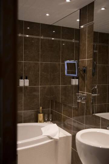 Фото номера Двухместный номер Делюкс с 1 кроватью Отель Hotel Epoque &amp; Apartments г. Пиетарсаари 6