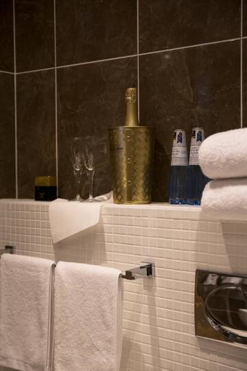 Фото номера Стандартный двухместный номер с 1 кроватью Отель Hotel Epoque &amp; Apartments г. Пиетарсаари 6